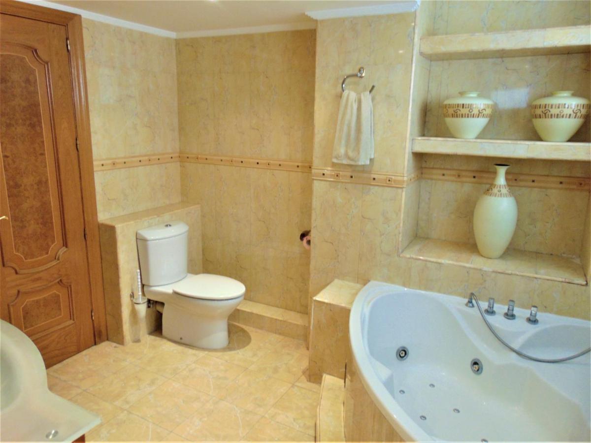 Beachfront, Two Bed- & Bathrooms, Private Parking فوينخيرولا المظهر الخارجي الصورة