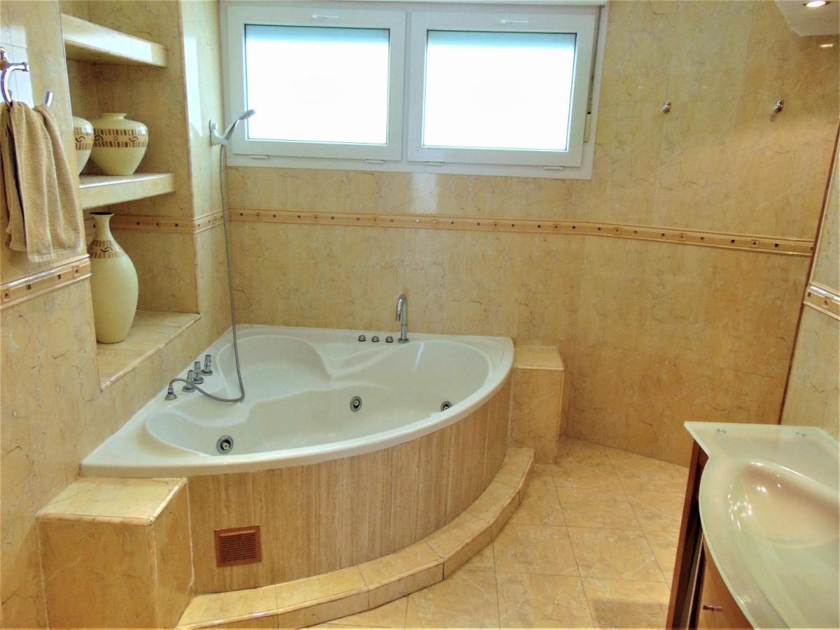 Beachfront, Two Bed- & Bathrooms, Private Parking فوينخيرولا المظهر الخارجي الصورة
