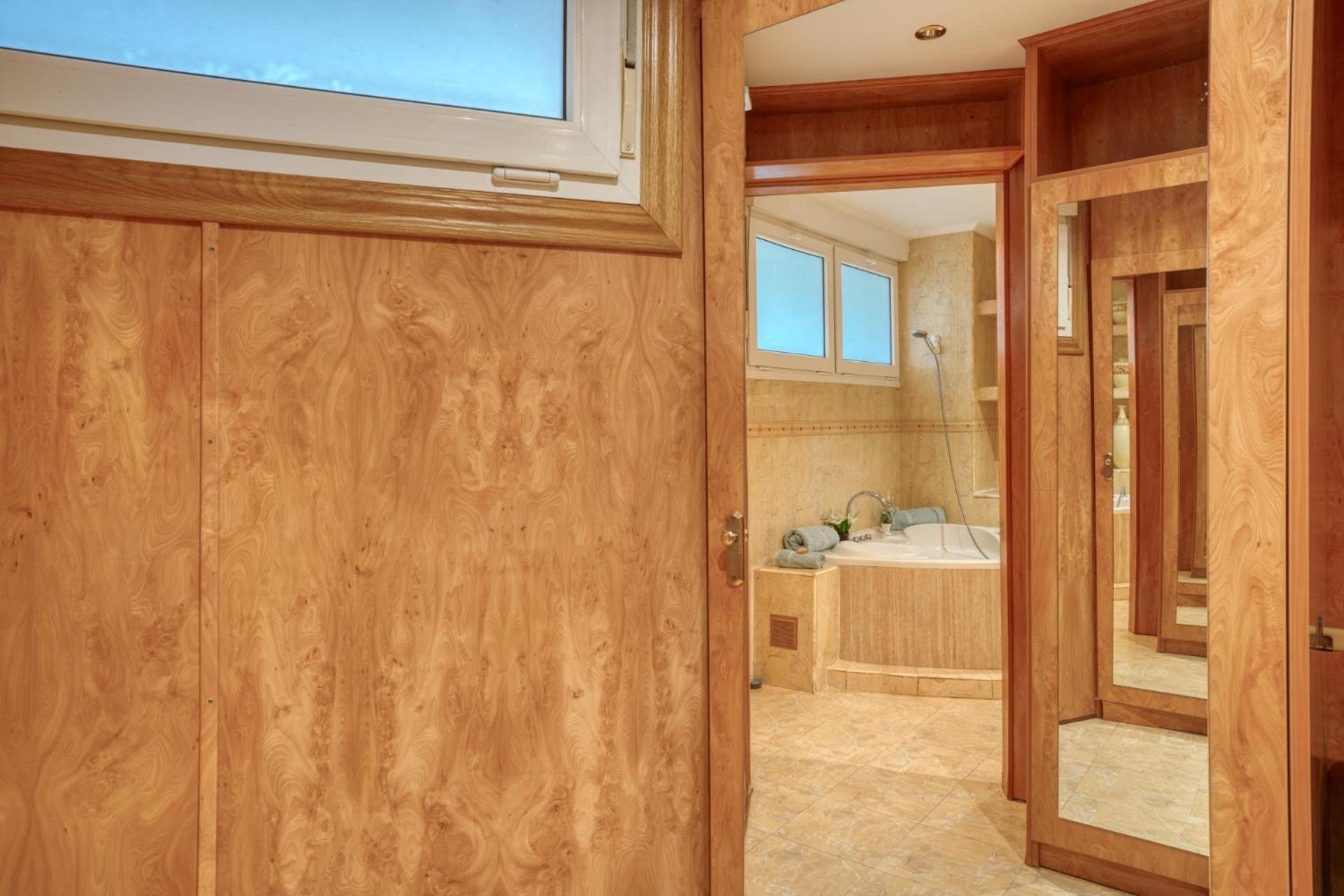 Beachfront, Two Bed- & Bathrooms, Private Parking فوينخيرولا المظهر الخارجي الصورة